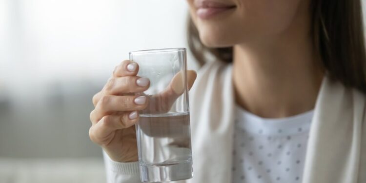هل شرب الماء بكثرة خلال الإفطار مضر للصحة ؟
