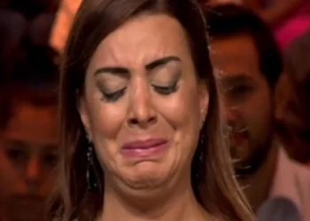 صادم٠٠فنانة تتلقى خبر وفاة والدتها على الهواء