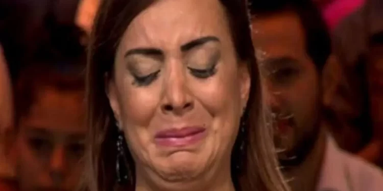 صادم٠٠فنانة تتلقى خبر وفاة والدتها على الهواء