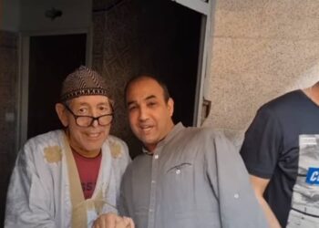 بطريقتهما المعتادة٠٠الإخوة الوالي يواصلان دعمهما للفنان محمد عاطفي في ظل أزمته المرضية