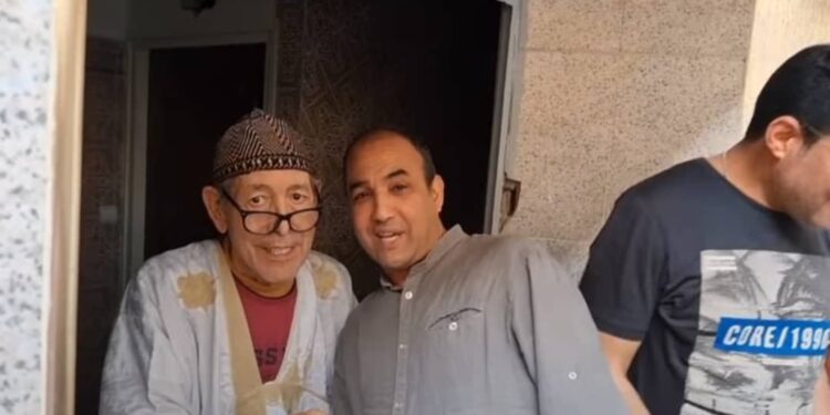 بطريقتهما المعتادة٠٠الإخوة الوالي يواصلان دعمهما للفنان محمد عاطفي في ظل أزمته المرضية