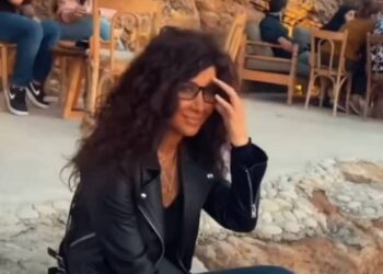 ببشرة سمراء وشعر اصطناعي٠٠نانسي عجرم تحتفل بعيد ميلادها وسط المارة (صور)
