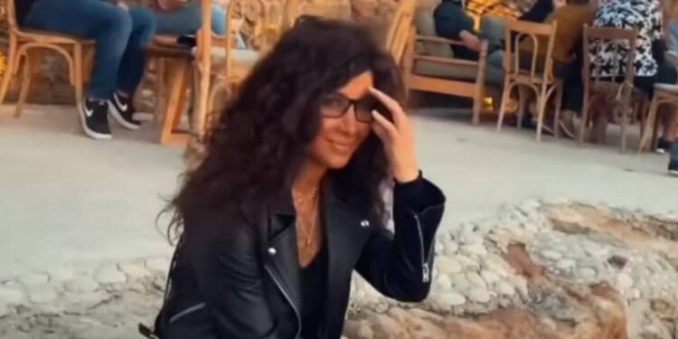 ببشرة سمراء وشعر اصطناعي٠٠نانسي عجرم تحتفل بعيد ميلادها وسط المارة (صور)