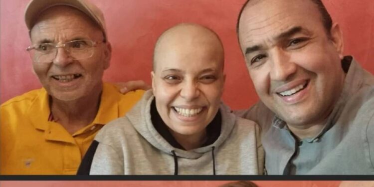 من جديد..رشيد الوالي رفقة زوجته يدعمان زينب الناجم بعد إصابتها بمرض السرطان