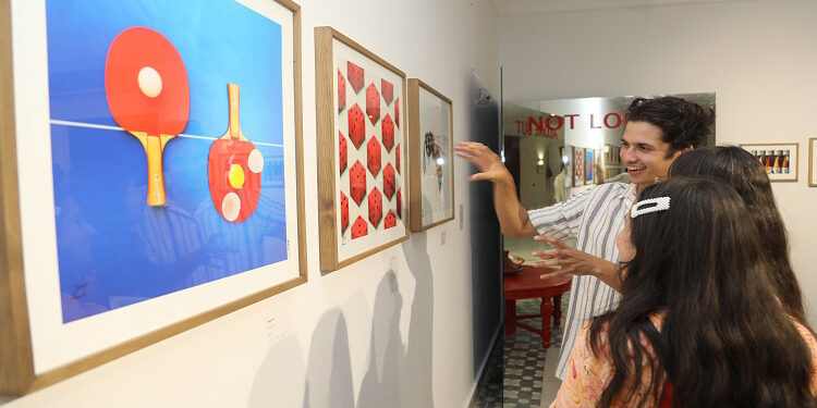 “Reg’Art Surréel” التأمل في تعقيد الواقع