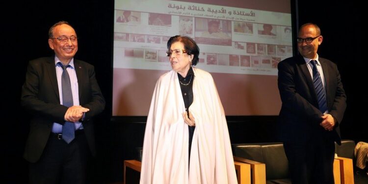 الأديبة خناثة بنونة تسلم جانبا من أرشيفها للمكتبة الوطنية