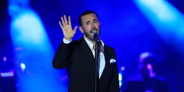 هل كاظم الساهر مصاب بكسر في قدمه؟