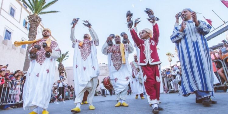 مهرجان كناوة  .. تلاق  بين المعلم  عبد السلام عليكان وفيو فاركا توري و عزيز أزوس