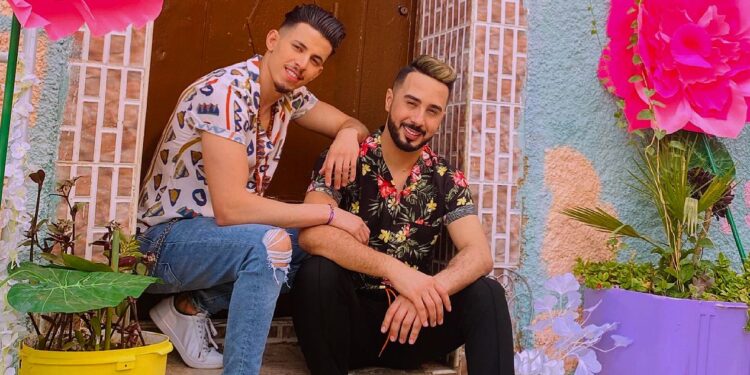 تعرفوا على الفنان ينيس صديق المغني بدر سلطان ..