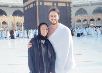 سعد المجرد يؤدي مناسك العمرة رفقة والدته بعد حفل جدة ..
