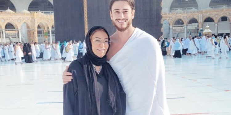 سعد المجرد يؤدي مناسك العمرة رفقة والدته بعد حفل جدة ..