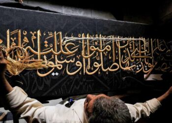 أسرة قاهرية طرزت كسوة الكعبة لعقود تواصل حرفتها بخيوط الذهب
