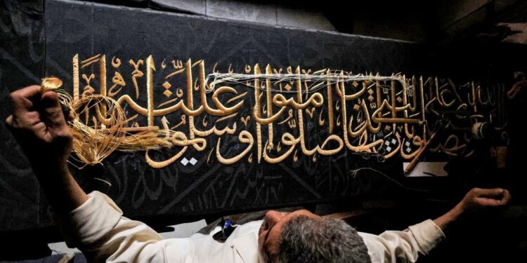 أسرة قاهرية طرزت كسوة الكعبة لعقود تواصل حرفتها بخيوط الذهب