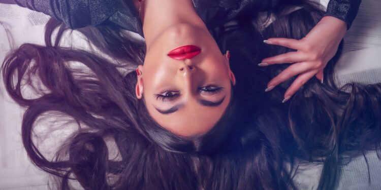 المغنية ومليحة العرب بشرى علمي تطرح “اللي بيناتنا ساليناه”