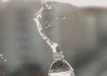 ما هو معدل الماء المطلوب يوميا لبقاء الجسم رطبا ؟