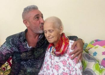 الصنهاجي يفاجئ خديجة البيضاوية ببيتها و يدعمها في محنتها مع السرطان