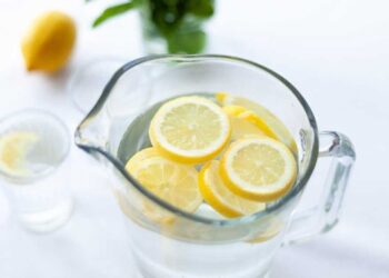 سبع فوائد مهمة تجعلك تضيف الليمون إلى ماء الشرب