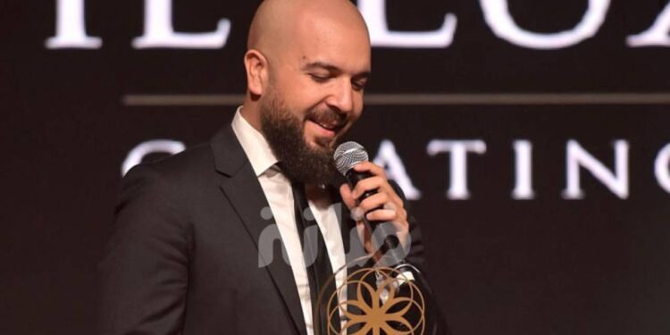 تتويج الفنان و المغني المغربي الدوزي بجائزة أفضل فنان بشمال إفريقيا