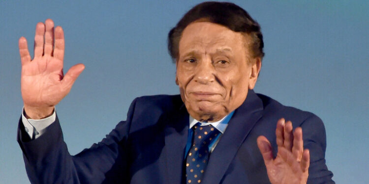 بعد إشاعة إصابته بمرض “ألزهايمر” عادل إمام : كويس إنه الواحد بيقرأ نعيه وهو عايش
