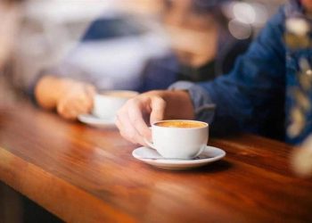 طبيبة تحذر النساء من شرب القهوة على الريق
