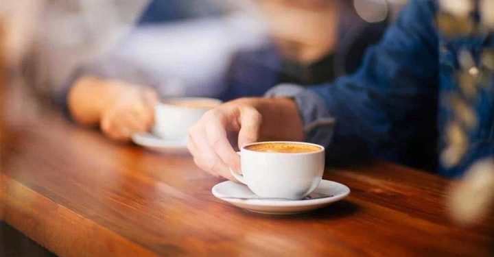 طبيبة تحذر النساء من شرب القهوة على الريق
