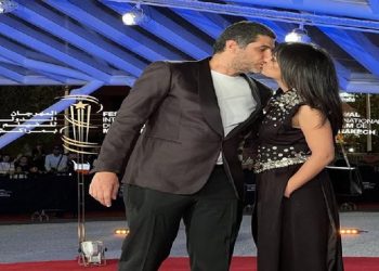 قبلة حميمية تثير الجدل لنبيل عيوش و زوجته بمهرجان مراكش
