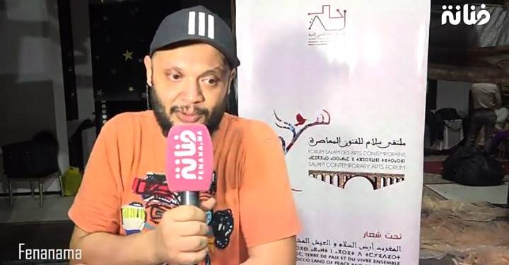 عادل أبا تراب و الممثلة وسيلة أبطال مسرحية “نايضة تو” بسيدي قاسم / جمهور خيالي / هذه رسالة المسرحية..