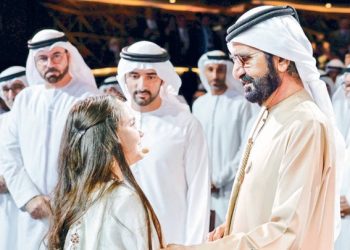 بالدموع.. الشيخ محمد بن آل راشد المتكوم يتأثر بقراءة الطفلة المغربية مريم أمجون