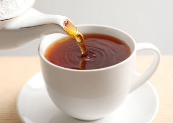 ماذا يحدث عند شرب الشاي على الريق ؟
