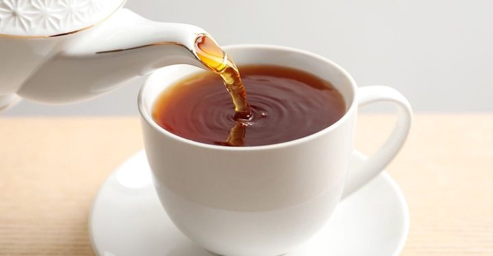 ماذا يحدث عند شرب الشاي على الريق ؟