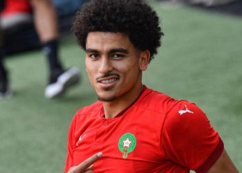 في السن 22.. اللاعب المغربي زكرياء أبوخلال يدخل القفص الذهبي