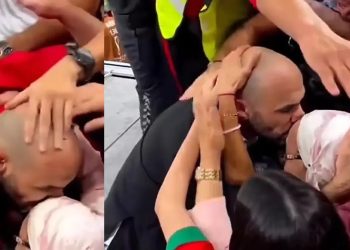 مؤثر.. وليد الركراكي يعانق والدته و يبكي فرحا بعد هذا الانجاز التاريخي