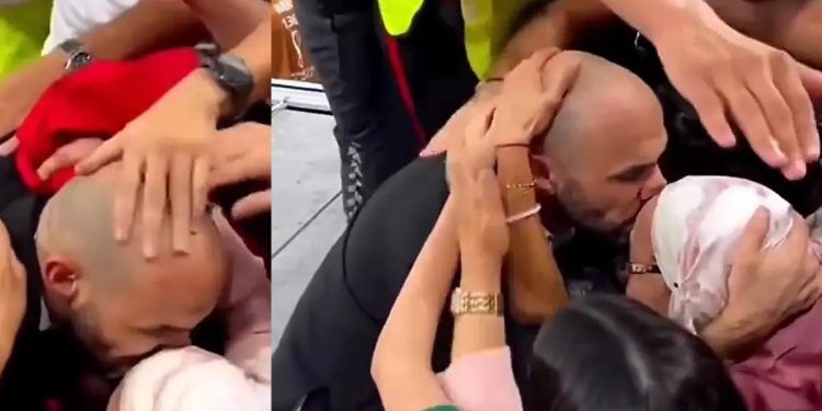 مؤثر.. وليد الركراكي يعانق والدته و يبكي فرحا بعد هذا الانجاز التاريخي