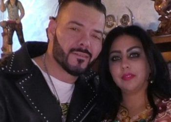 زوجة عادل الميلودي تغادر السجن ، و الأخير يستقبلها بهذه الطريقة..
