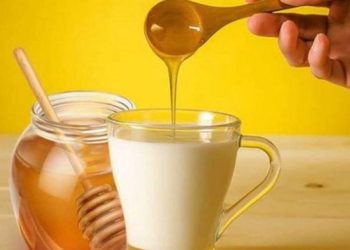 تعرفي على فوائد العسل مع الحليب للجسم و البشرة