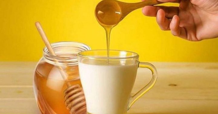 تعرفي على فوائد العسل مع الحليب للجسم و البشرة