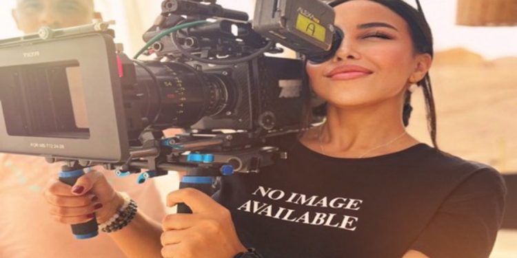 كوثر التغزاوي مخرجة مغربية تألقت في مجال احتكره الرجال