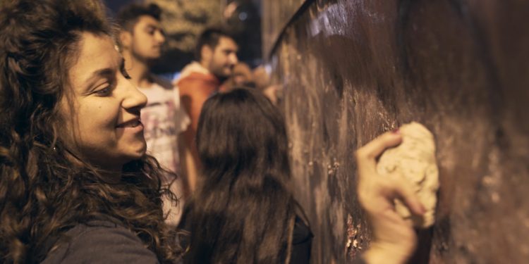 الفيلم الوثائقي “بيروت في عين العاصفة” … احتجاجات شعبية أخمدها انفجار مرفأ بيروت