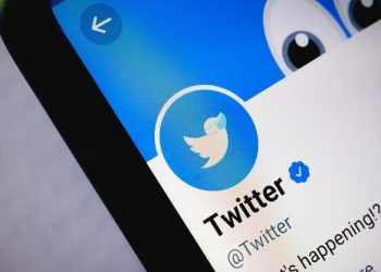 علامة التوثيق الزرقاء على تويتر تعود إلى حسابات مشاهير من دون موافقتهم