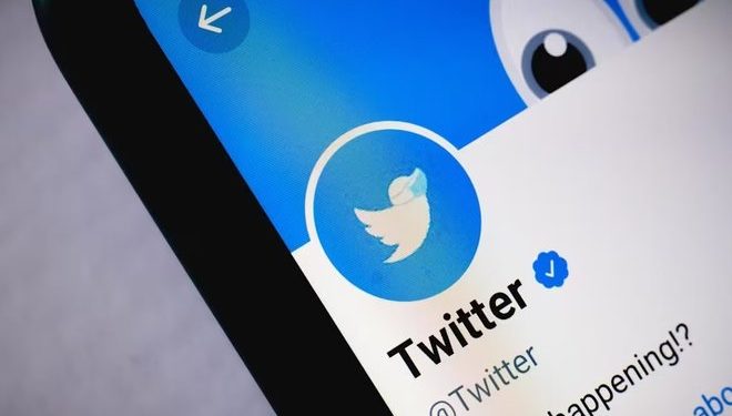 علامة التوثيق الزرقاء على تويتر تعود إلى حسابات مشاهير من دون موافقتهم