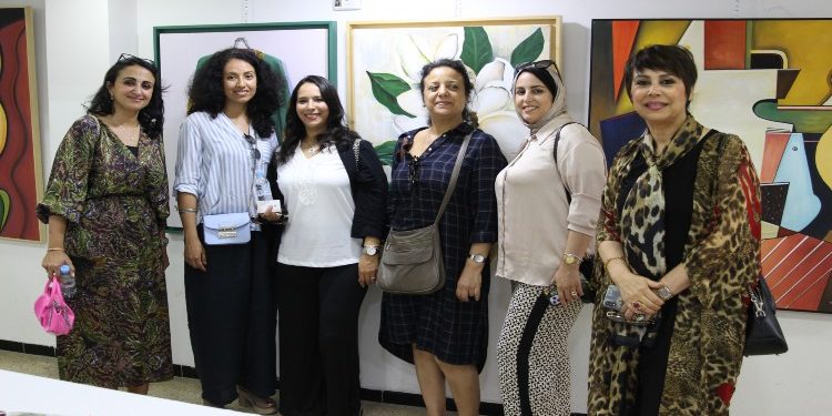 معرض جماعي يحتفي بالفنان التشكيلي عبد الله الحريري بمشاركة 26 فنانة تشكيلية