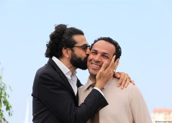 فيلم “آيات أرضية” يسعى إلى إبراز الوجه العبثي للنظام الإيراني
