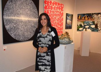 الفنانة إلهام العراقي عمري توقف “الزمن” في معرض تشكيلي بطنجة