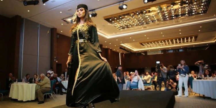 القفطان المغربي يتألق  بإسطنبول
