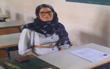 حكاية  اكبر سيدة تحصل على البكالويا وهذه رسالتها الى النساء