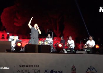 بالفيديو.. الفنان طارق برداد يشعل منصة مهرجان إفران بأغاني شعبية “عيطاوية” وسط حضور جماهيري غفير