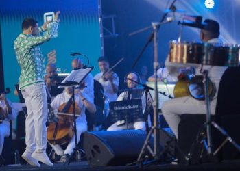 مصر..المايسترو المغربي أمين بودشار يحلق بجمهور مهرجان العلمين في سماء الطرب العربي الاصيل