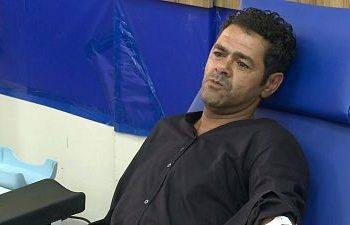 الفكاهي جمال دبوز يتبرع بالدم لمصابي زلزال المغرب