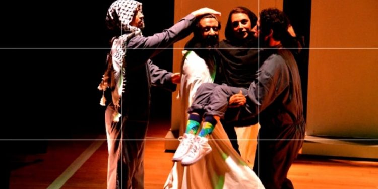 مسرحية “لا فيراي”.. غوص في الطابوهات الاجتماعية في قالب هزلي