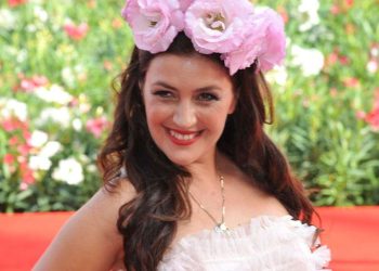 وفاة الممثلة والمغنية الفرنسية الرومانية رونا هارتنر